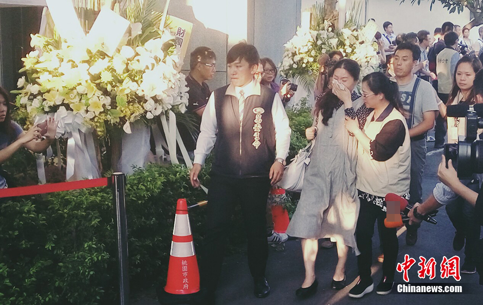 台湾“7·19”事故罹难者家属到灵堂吊唁