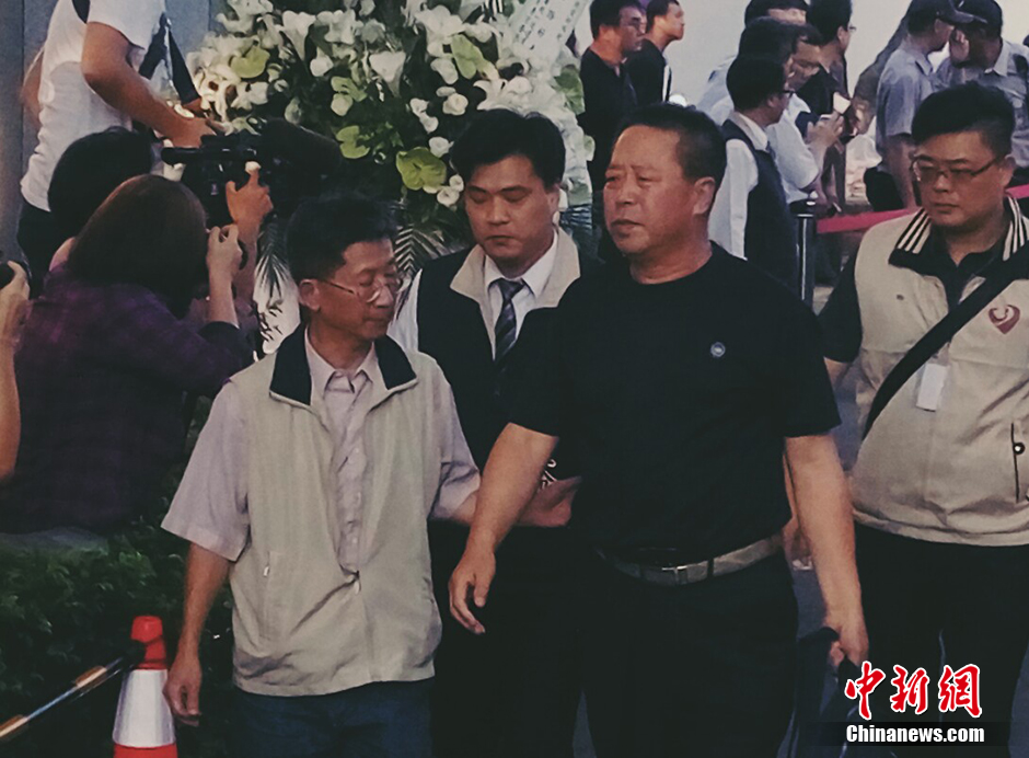 台湾“7·19”事故罹难者家属到灵堂吊唁