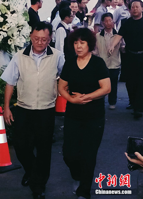 台湾“7·19”事故罹难者家属到灵堂吊唁
