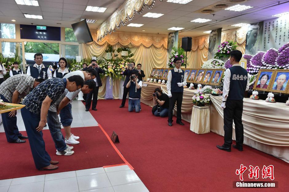 台湾“7·19”事故罹难者家属抵台 灵堂献花寄哀思