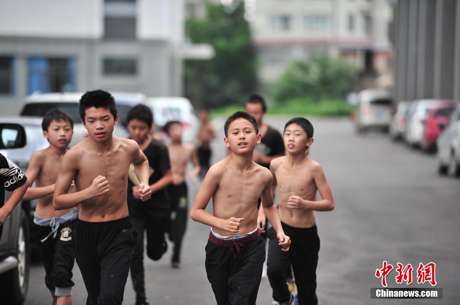 【图片故事】没有暑假的杂技生