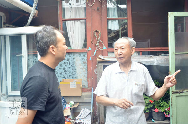 房管所的工作人员到宋大爷家中进行回访