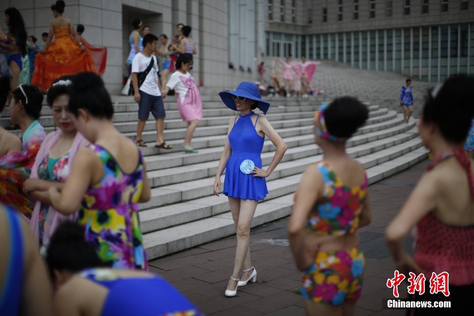 天津举办不老比基尼秀 80岁选手参赛