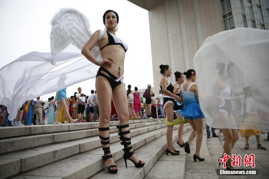 天津举办不老比基尼秀 80岁选手参赛