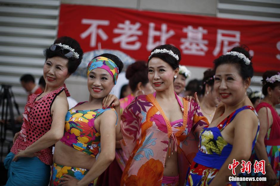 天津举办不老比基尼秀 80岁选手参赛