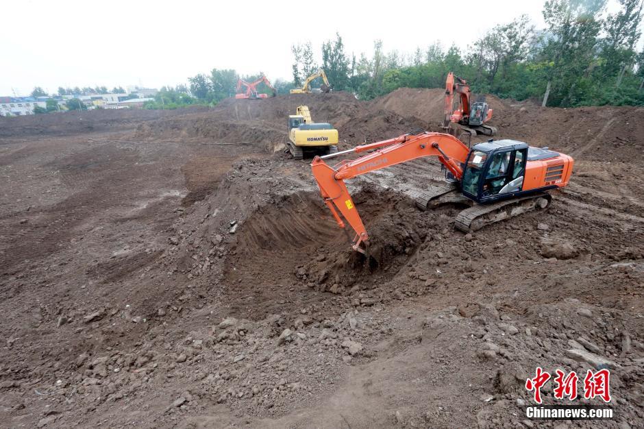 北京丽泽桥区京港澳高速开挖蓄水池