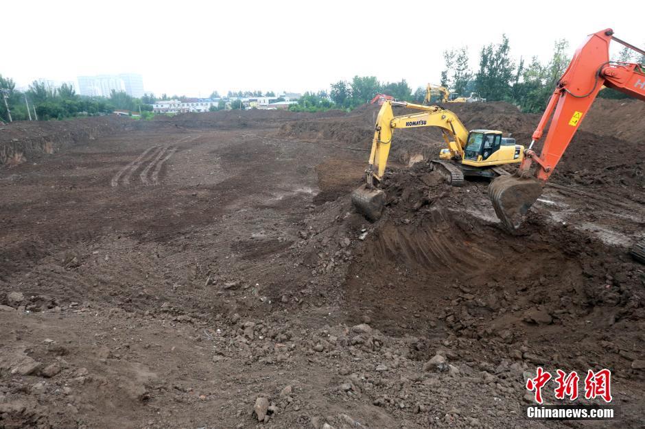 北京丽泽桥区京港澳高速开挖蓄水池