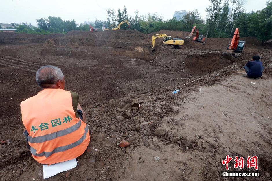 北京丽泽桥区京港澳高速开挖蓄水池