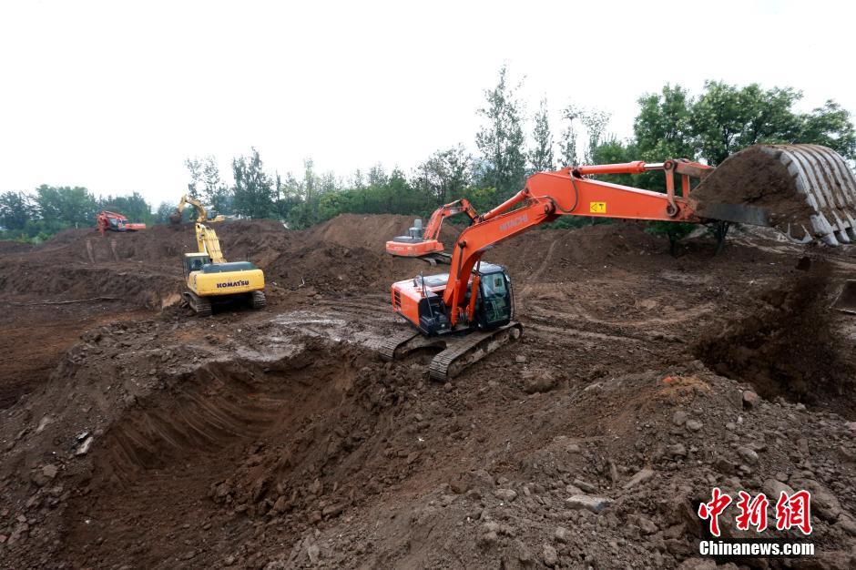 北京丽泽桥区京港澳高速开挖蓄水池