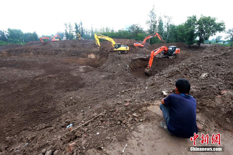 北京丽泽桥区京港澳高速开挖蓄水池