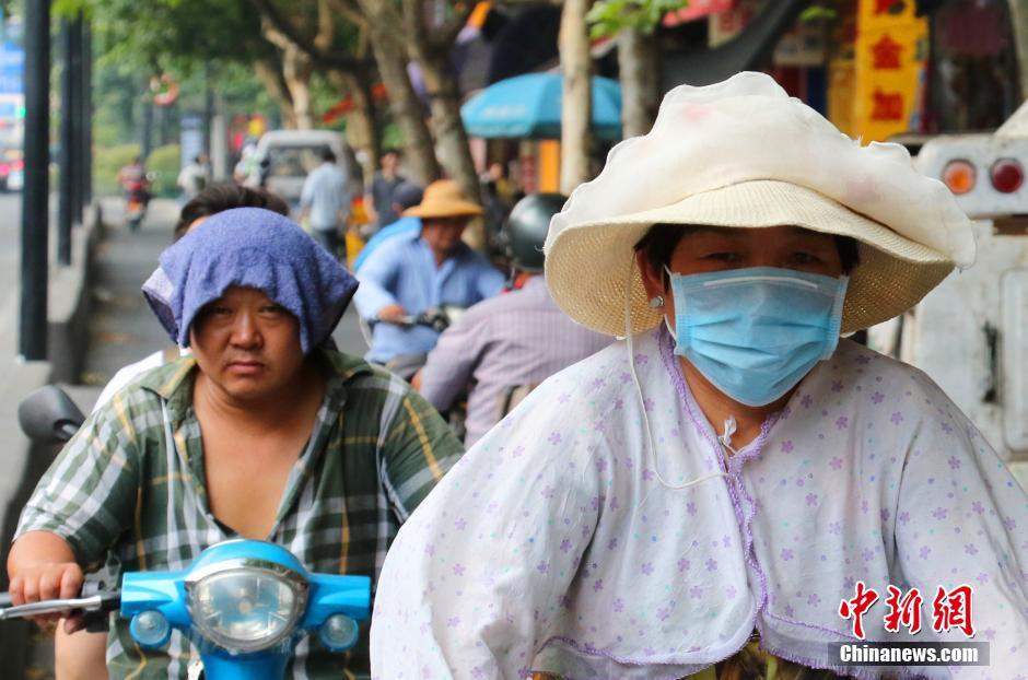 浙江高温已持续7天 市民“全副武装”出行