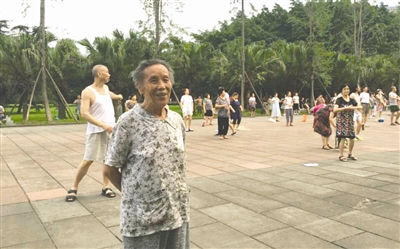 “以房养老”后，邱兴茹婆婆在公园悠闲地散步，觉得生活有着落了，“耍开心就对了”