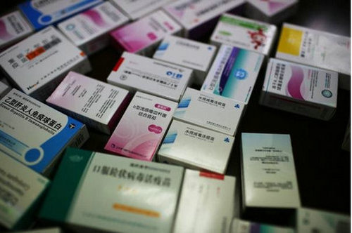 警方现场查获的非法经营疫苗。