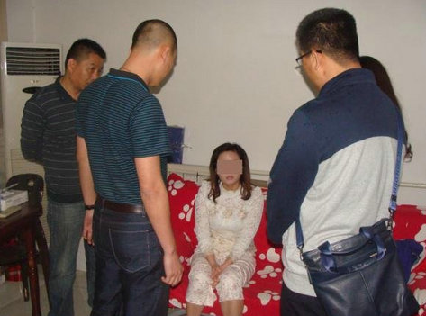 警方现场查获的非法经营疫苗。