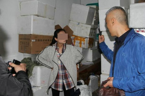 警方现场查获的非法经营疫苗。