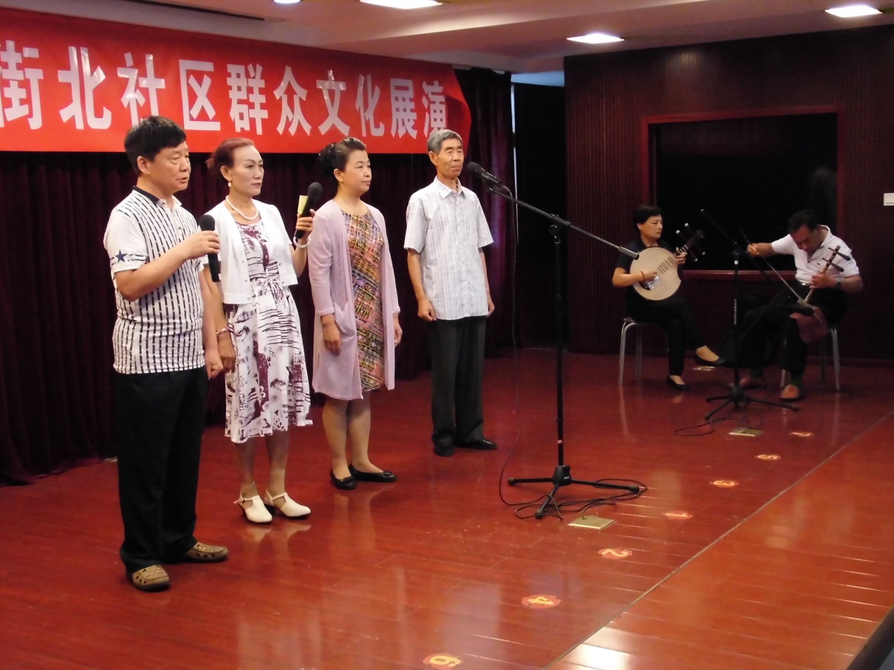 7月25日，金宝街北社区群众文化展演，京剧班演唱戏曲歌《没有共产党就没有新中国》。千龙网记者郑肖云摄