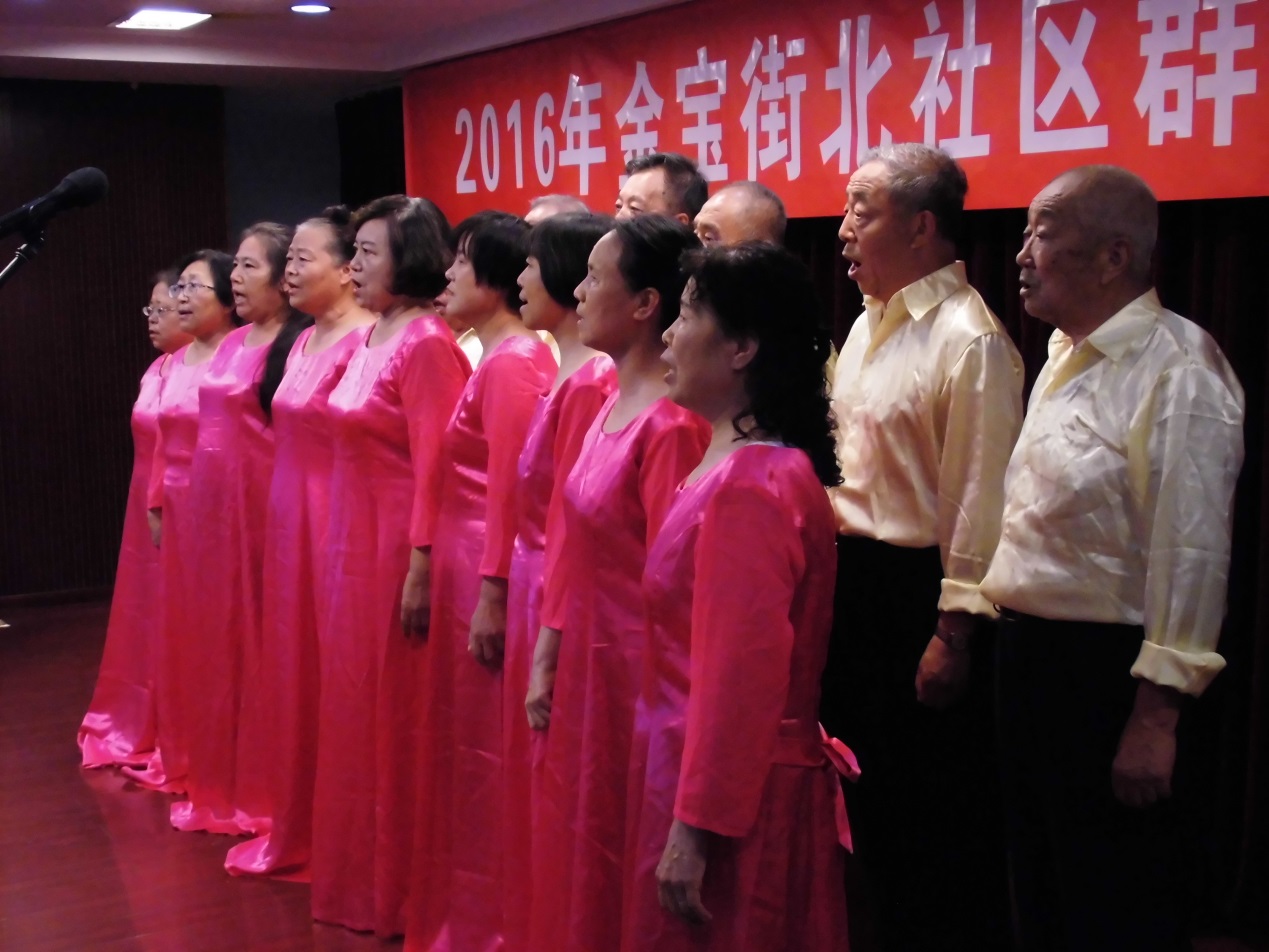 7月25日，金宝街北社区群众文化展演，合唱队演唱歌曲《延安颂》。千龙网记者郑肖云摄