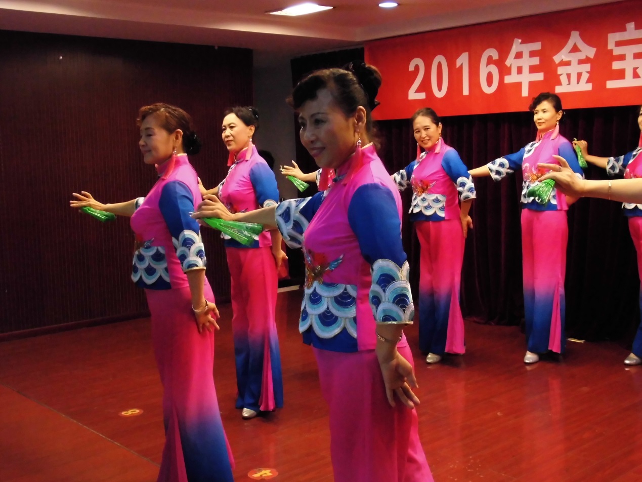 7月25日，金宝街北社区群众文化展演，舞蹈队表演舞蹈《彩云追月》。千龙网记者郑肖云摄
