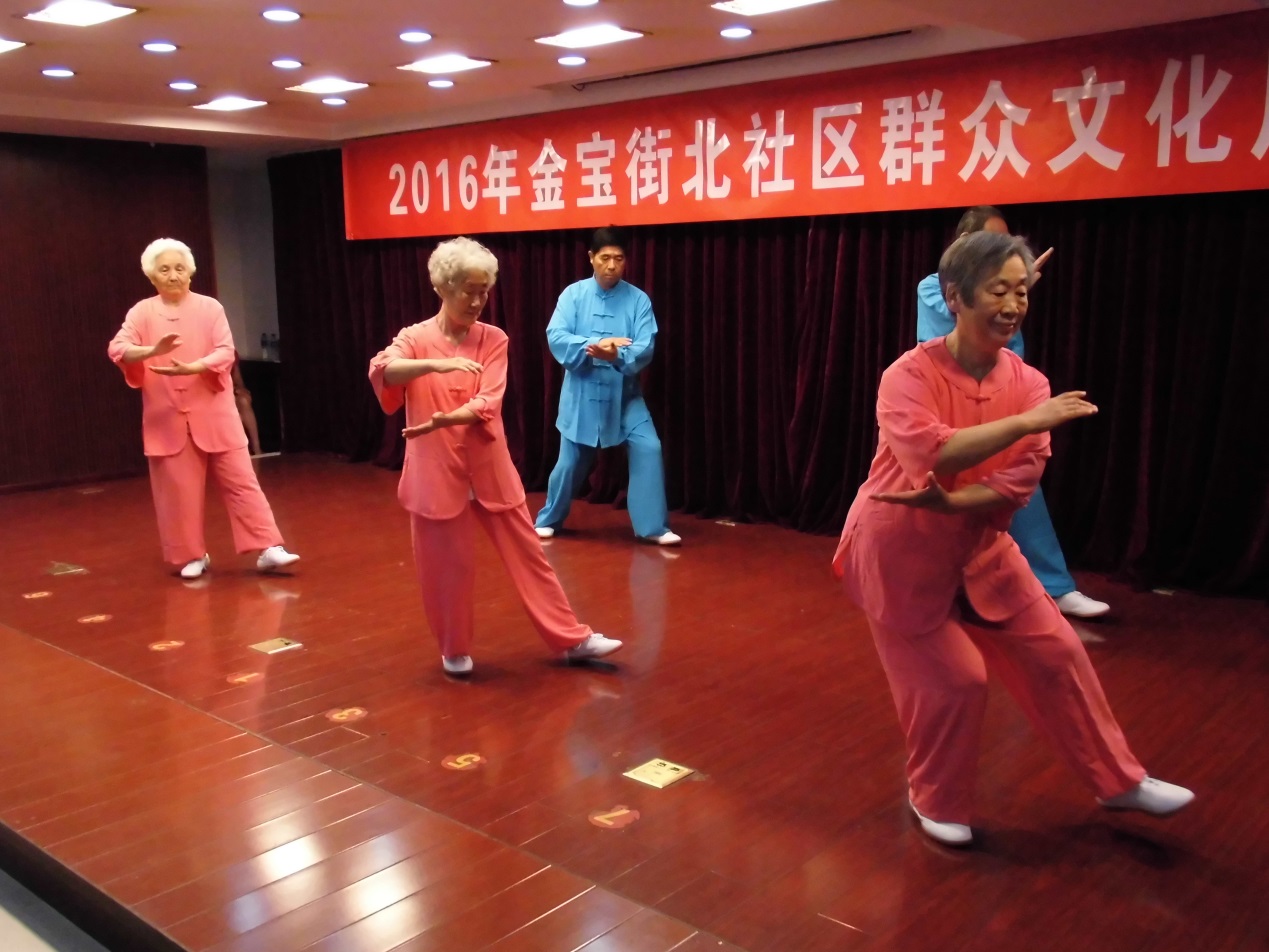 7月25日，金宝街北社区群众文化展演，太极队在表演太极拳。千龙网记者郑肖云摄