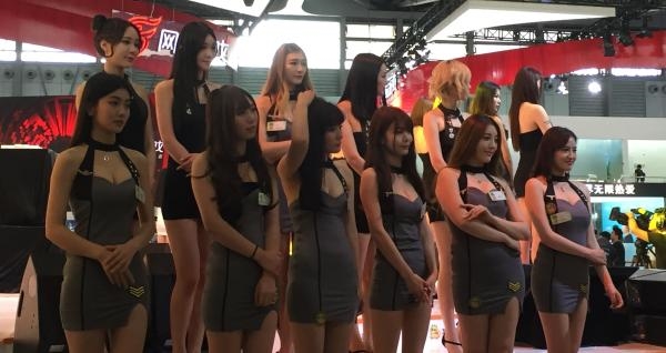 最严新规成摆设 CJ女模特大秀事业线