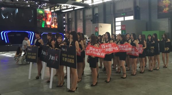 最严新规成摆设 CJ女模特大秀事业线
