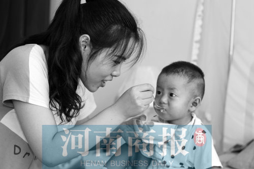 7月17日，在驻马店的家中，婷婷喂佑一吃药