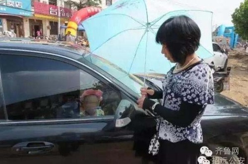 路人帮忙撑伞