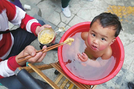 邻居说，即使是寒冬腊月，垃吉儿也从来不穿衣服，其父亲还会每天在露天给他洗冷水澡。