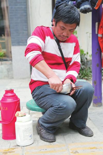 图为谭军成给儿子准备吃的。