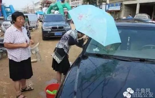 路人帮忙撑伞