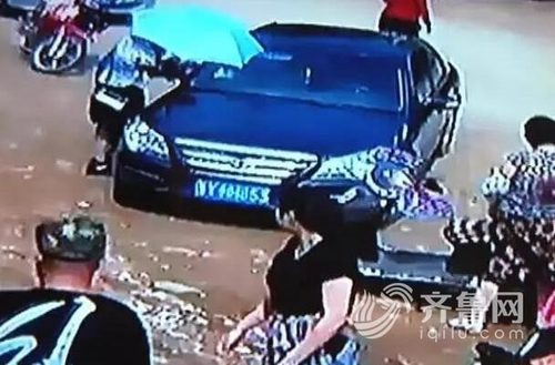 招远一名2岁的孩子意外被锁在了车里