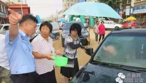 路人帮忙撑伞