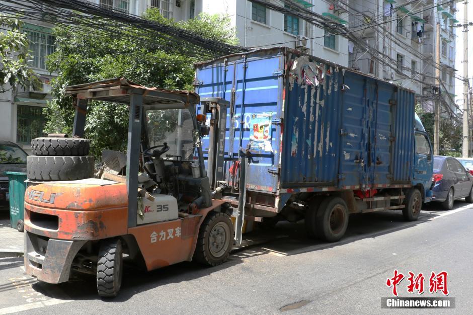 浙江杭州清理146辆“僵尸车” 美化市容