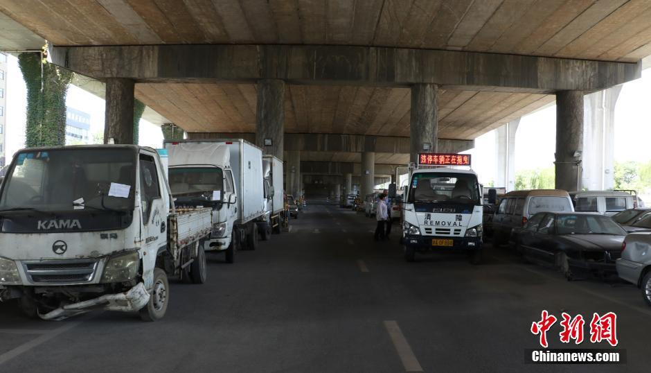 浙江杭州清理146辆“僵尸车” 美化市容