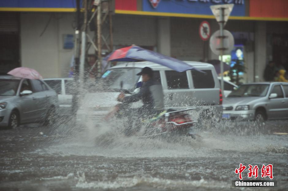 昆明突降暴雨 市民出行受阻