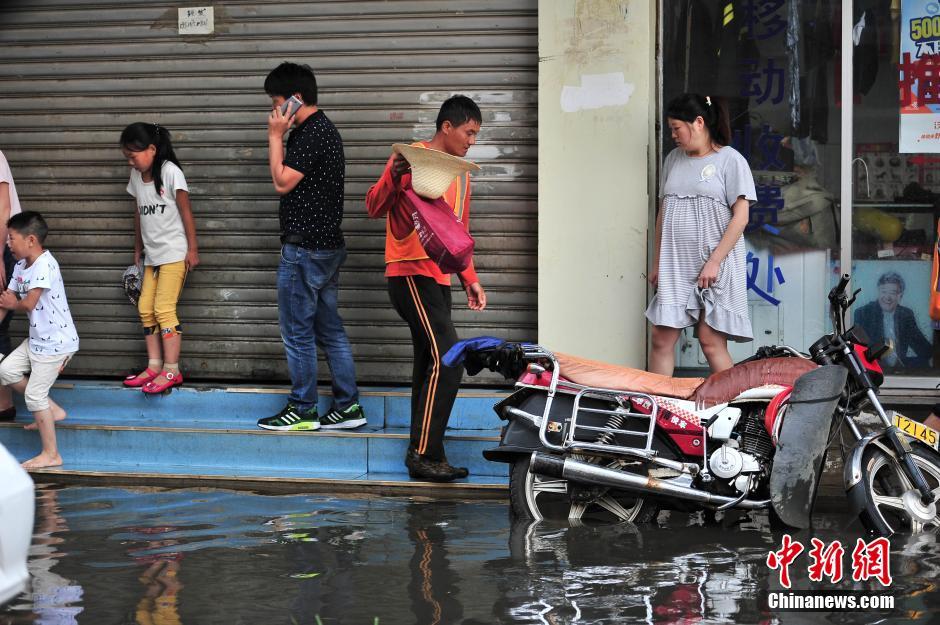 昆明突降暴雨 市民出行受阻