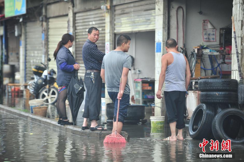 昆明突降暴雨 市民出行受阻