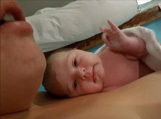 新生女婴打ok手势