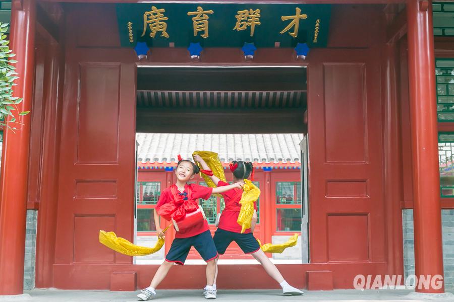 金台书院小学校腰鼓队在校园展示特色“腰鼓操”。