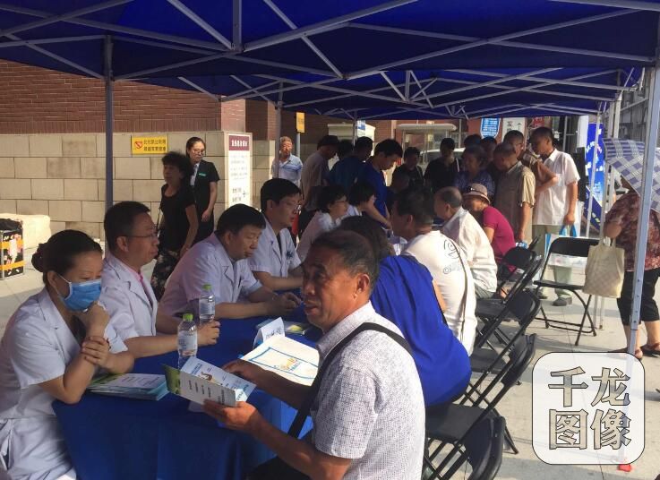 8月3日，清晨早班车走进朝阳医院。