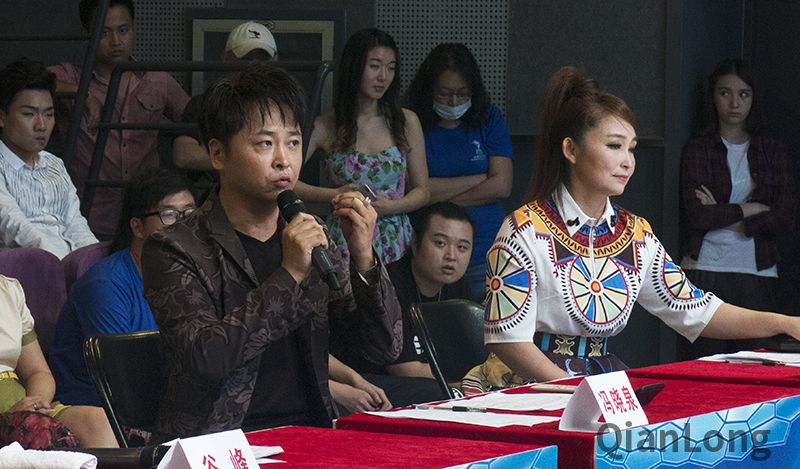 冯晓泉为选手点评。千龙网记者梁祎 摄