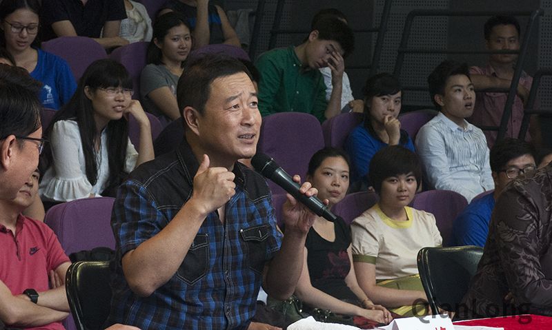 谷峰为选手点评。千龙网记者梁祎 摄