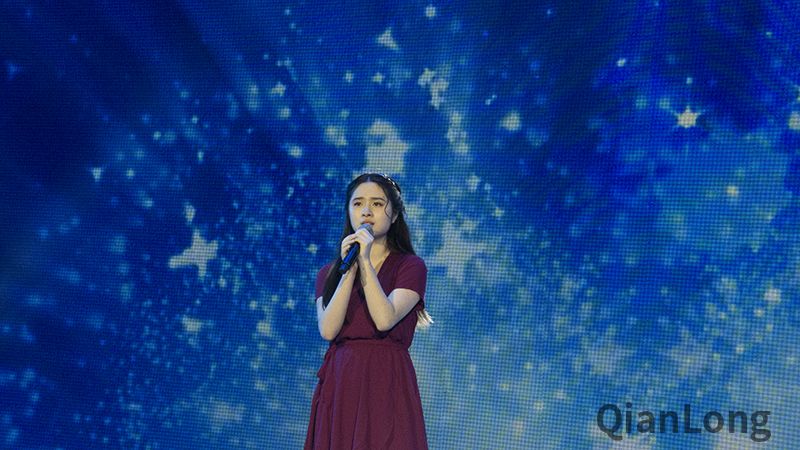 郭艾琦表演歌曲《鱼》。千龙网记者梁祎 摄