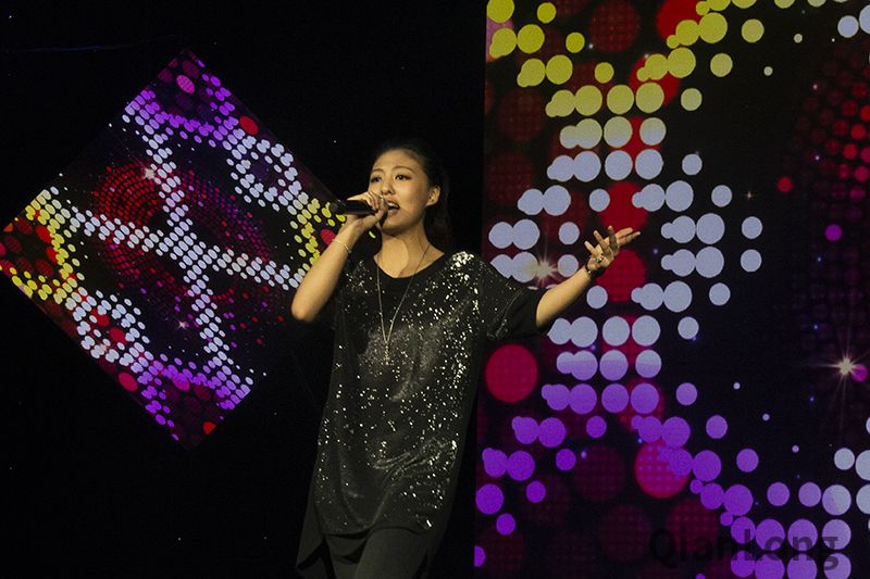 来自日本的野口佳耶演唱《改变自己》。千龙网记者梁祎 摄