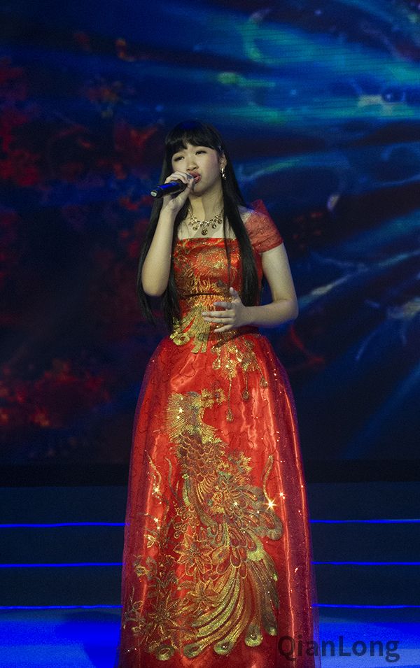 来自泰国的吴俊玲演唱《橄榄树》，所穿服装非常有中国风。千龙网记者梁祎 摄