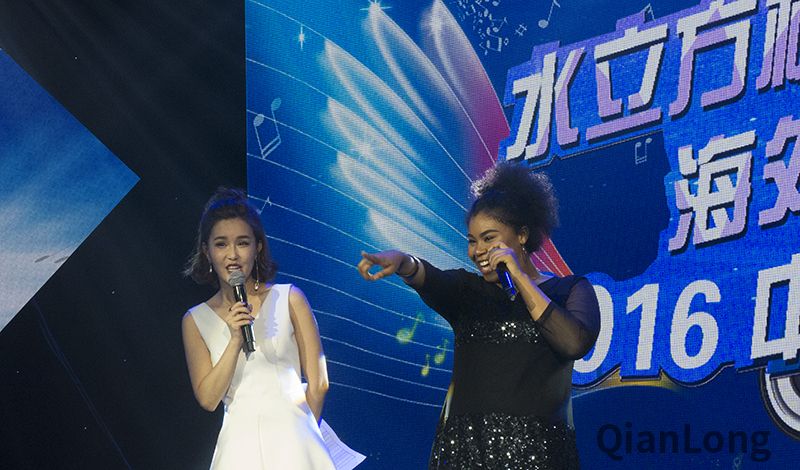 来自马来西亚的维莉莎指定谷峰为其点评。千龙网记者梁祎 摄