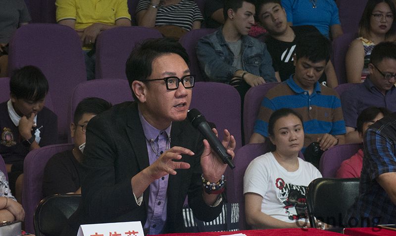 李伟菘为选手点评。千龙网记者梁祎 摄