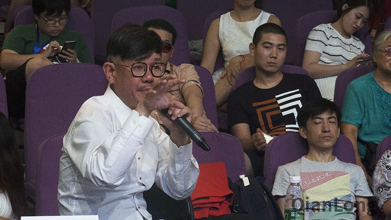 李偲菘为选手点评。千龙网记者梁祎 摄