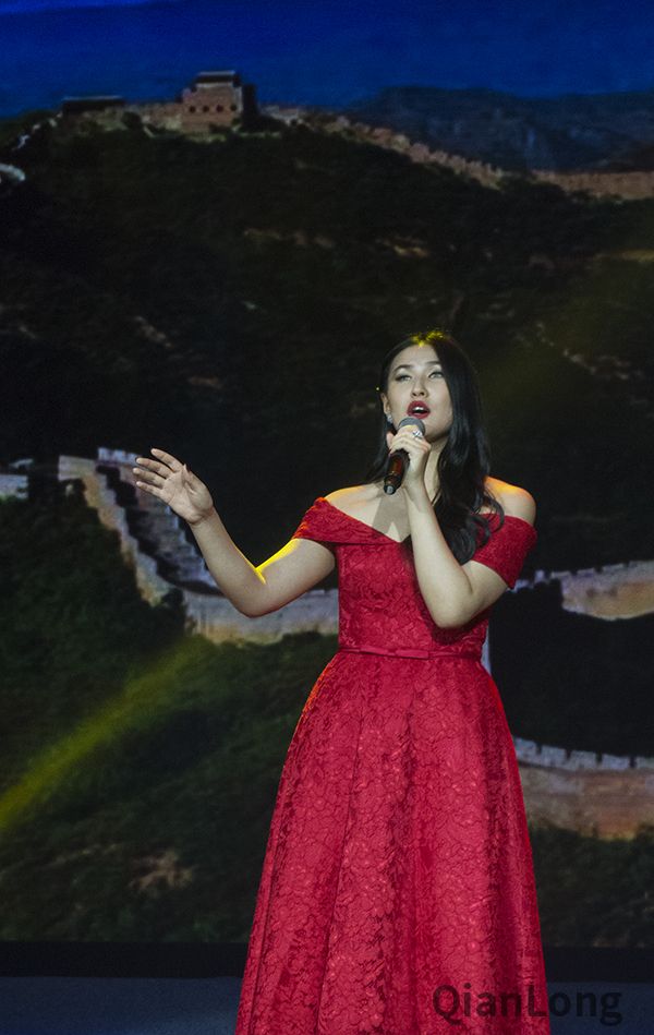 来自匈牙利的陈艺捷演唱《天耀中华》。千龙网记者梁祎 摄