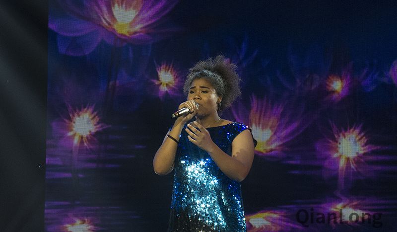 维莉莎演唱《我等到了花儿都谢了》。千龙网记者梁祎 摄
